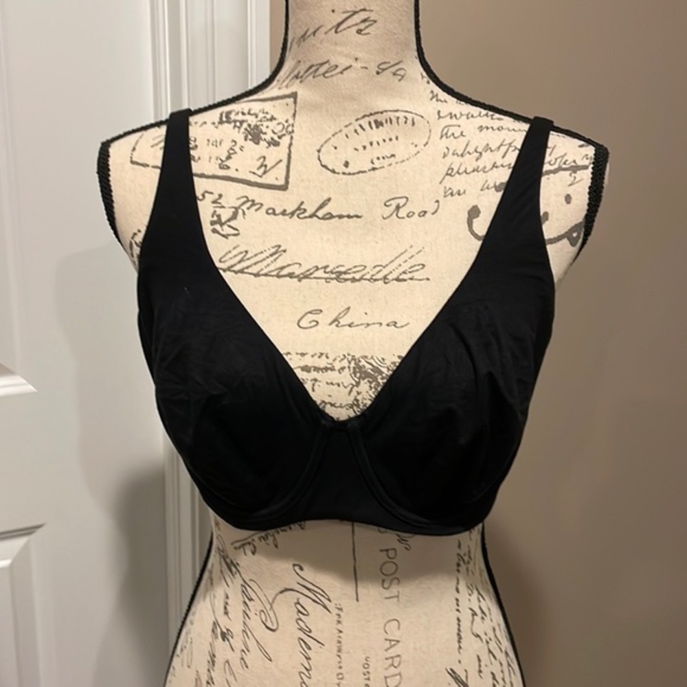 EUC 38D Victoria’s Secret bra - Body by Victoria.​​